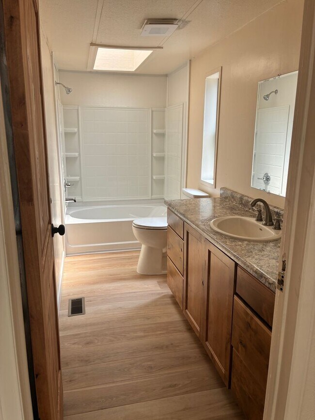 Building Photo - Fully Remodeled 5 Bedroom Home on 1 Acre with Shop, RV Parking & Stunning Views In Shady Cove