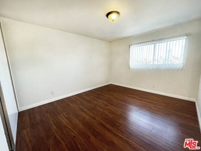 Building Photo - 870 Figueroa Terrace