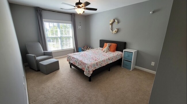 Building Photo - Charming 3-Bed Oasis with Hardwood Eleganc...