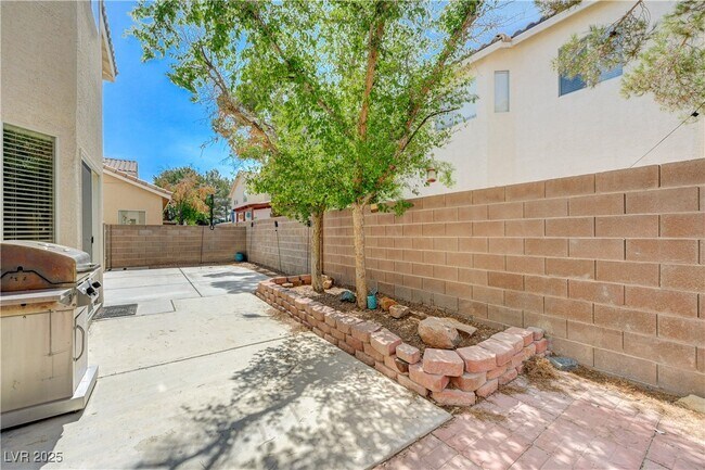 Building Photo - 971 Whispering Grove Ave