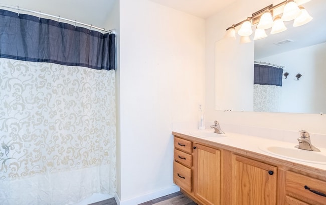 Building Photo - Large 4 Bedroom 2 Bathroom Pet Friendly Home