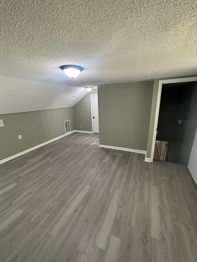 Building Photo - GORGEOUS 4 bedroom/ 3 bathroom HOME, SPACI...