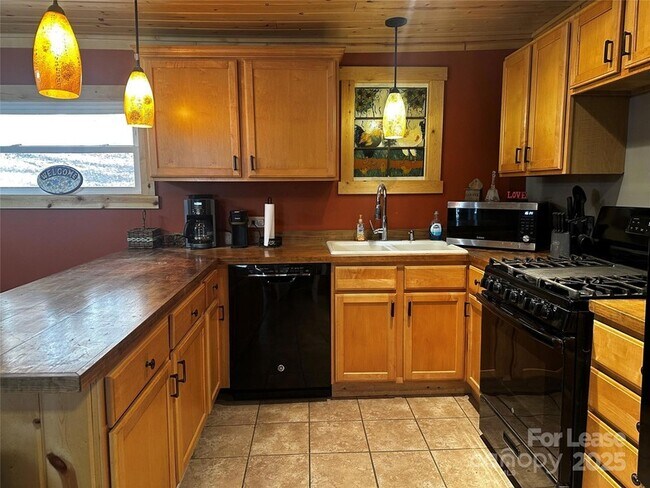 Building Photo - 717 Deep Gap Rd