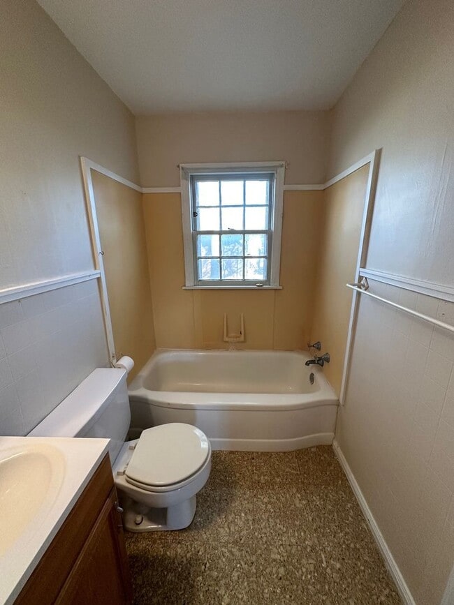 Building Photo - 1411 S Ong St