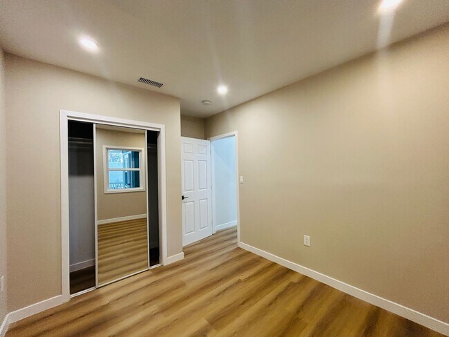 Building Photo - Fully Remodeled 3-Bedroom Home with Front ...