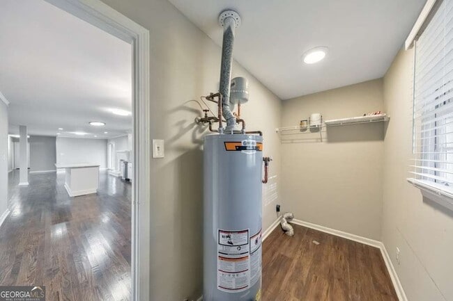 Building Photo - 909 Rosedale Dr