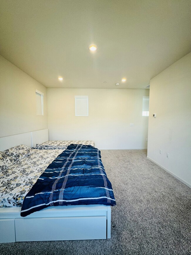 Building Photo - 3026 Kenwood Cir