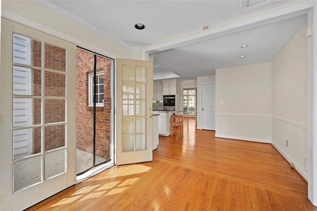 Building Photo - 11 Paces W Dr NW