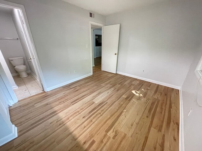 Building Photo - Sleek, Stylish 2br 2ba upper level condo in Chancellor Square, walking distance to Campus, downtown!