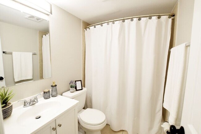 Building Photo - Fully Renovated 2 Bedroom in Sanford