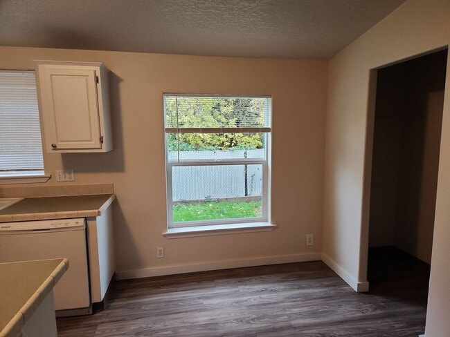 Building Photo - Pet Friendly 3bed : 2bath Home w/ 1 Car De...