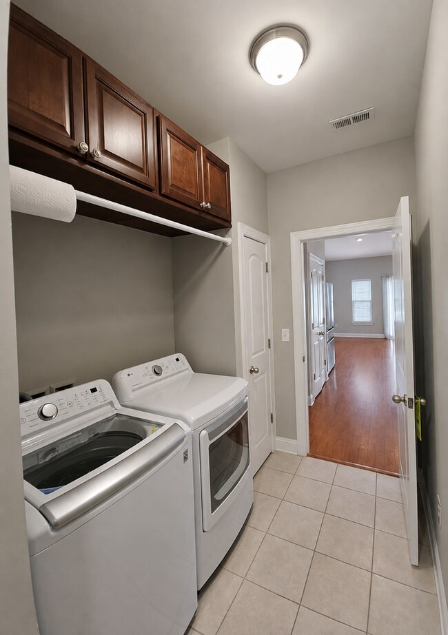 Building Photo - 9181 Abingdon Dr