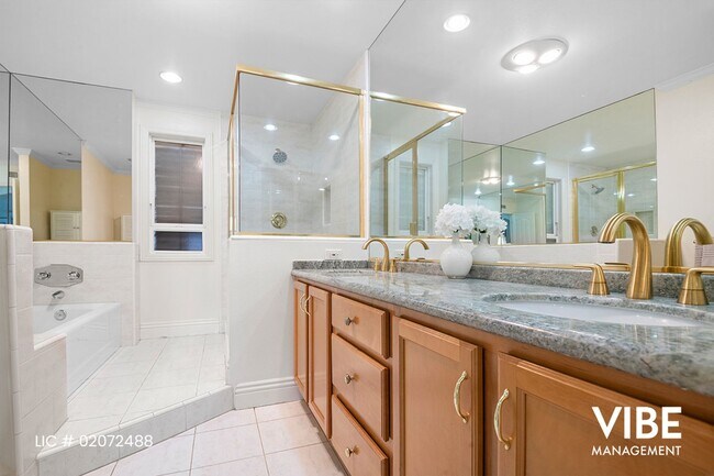 Building Photo - Gorgeous GUARD GATED Westlake Island 3+3 h...