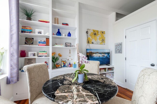 Building Photo - Stunning, Chic 2-Bedroom Apartment in the ...