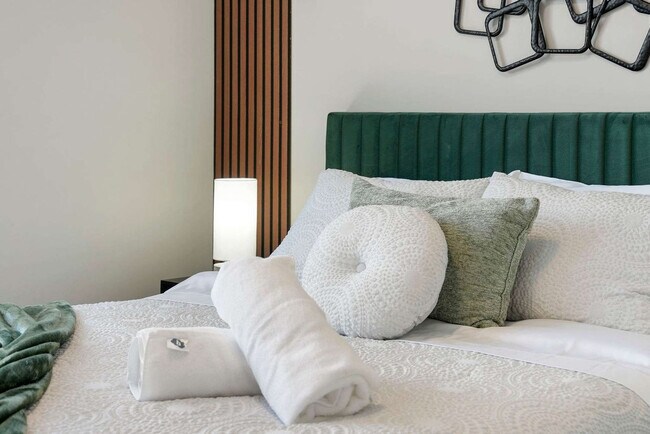 Building Photo - 2344 W Polk St