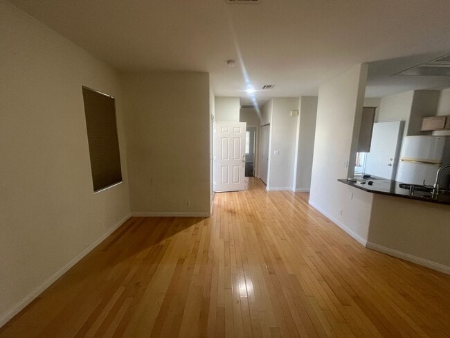 Building Photo - Amazing 2 bedroom Home- NW