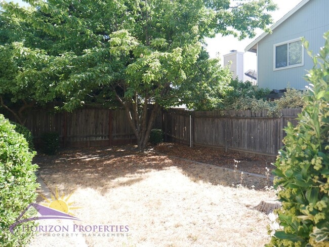 Building Photo - Open 3 Bed 2.5 Bath 1,959 Sq. Ft. Antelope Home