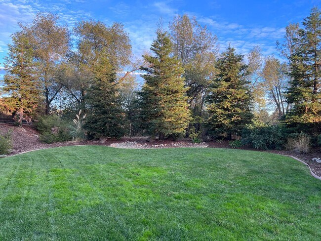 Building Photo - 3 bedroom, 2.5 bathroom home in great Neig...