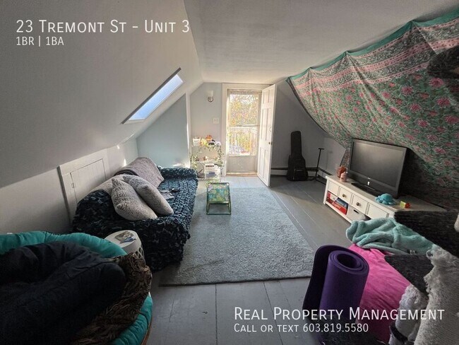 Building Photo - Charming Downtown Exeter Apartment with Tw...