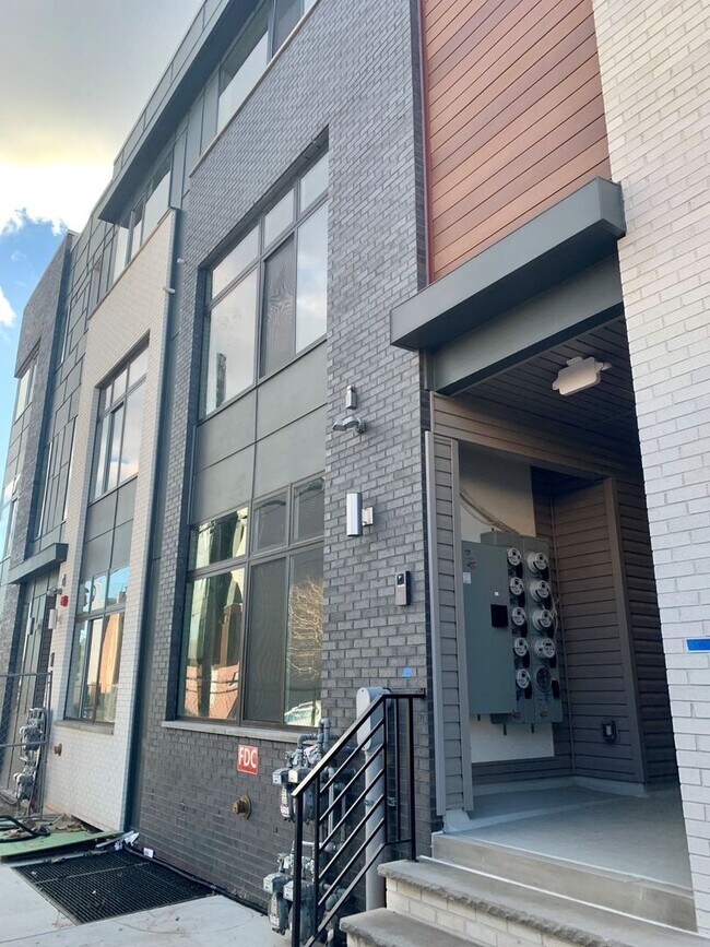 Building Photo - Luxurious 1-Bedroom Apartment in Olde Kens...