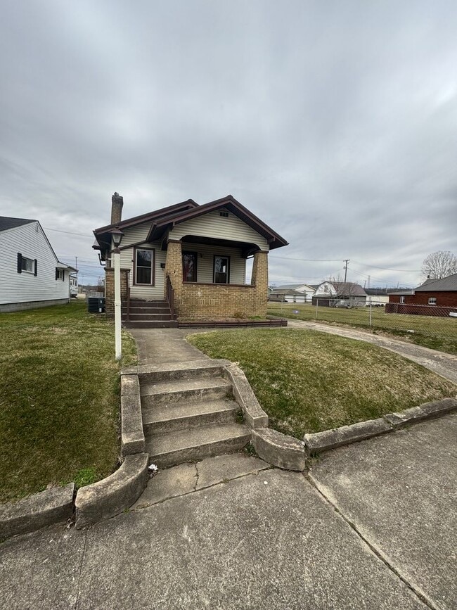 Building Photo - Updated 2-Bedroom Home with Spacious Layou...