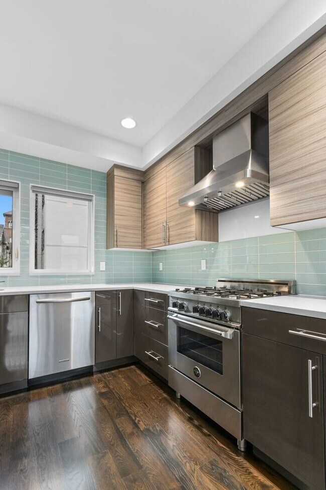 Building Photo - Stunning Modern Air-Conditioned in Coveted...