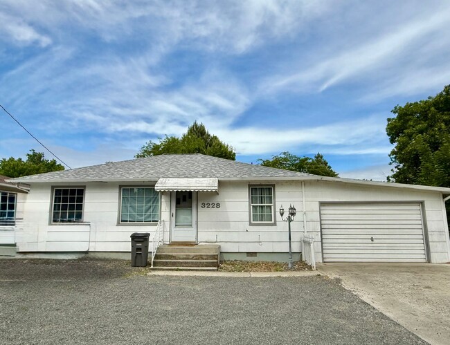 Primary Photo - Adorable 3 bedroom 1.5 bathroom house for ...