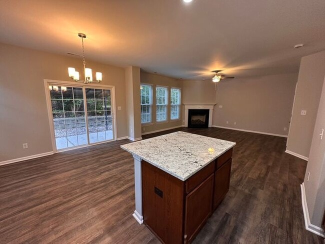 Building Photo - 4 bedroom 2.5 Bath