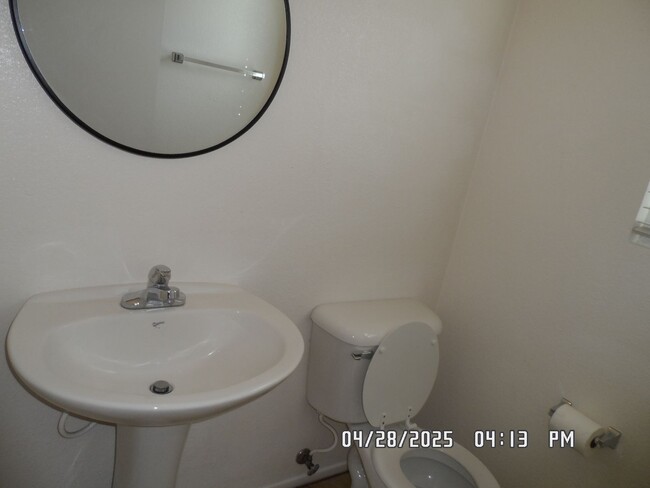 Building Photo - 3 Bedrooms, 2 1/2 Bathrooms, 2 Story, Loft...