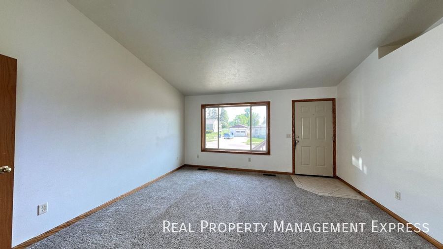 Building Photo - Prime Location 3-Bedroom Gem