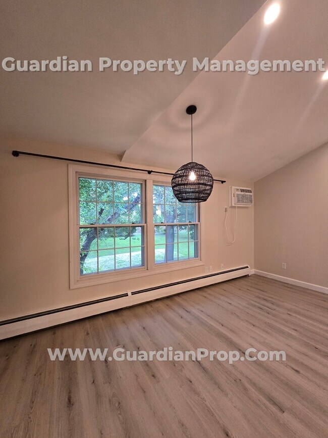 Building Photo - Move-in special! Reduced security deposit....