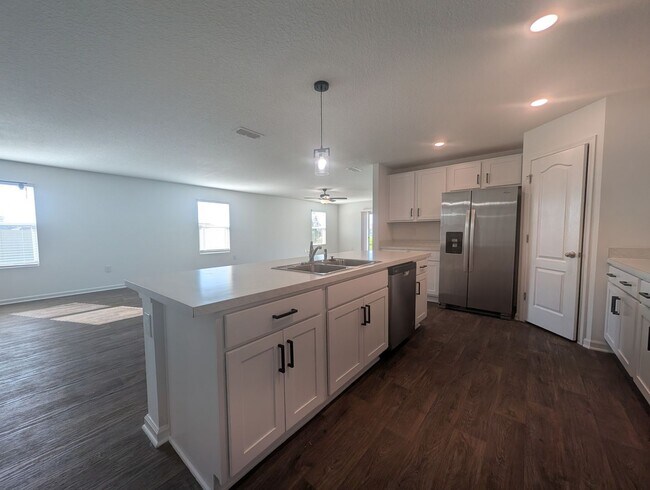 Building Photo - ENTRADA SUBDIVISION - THIS 4/2/3 HOME WITH OVER 2,140 sqft AND FENCED REAR YARD IS NOW AVAILABLE!!