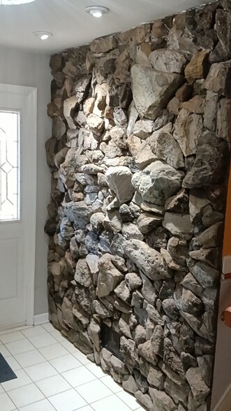 Building Photo - 7.. Waksman Pl