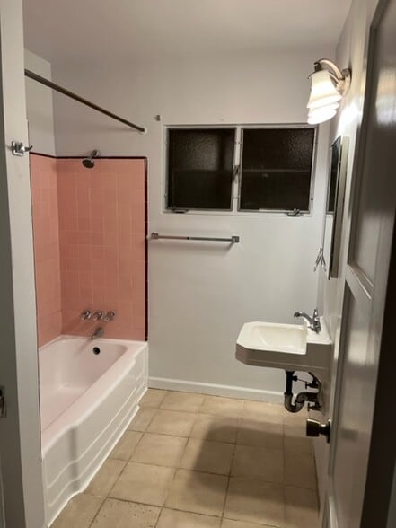 Bathroom - 1408 N Edison Blvd