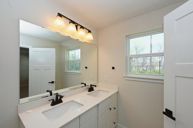 Building Photo - Updated Gallatin Townhome | 3BR + Garage, W/D Included