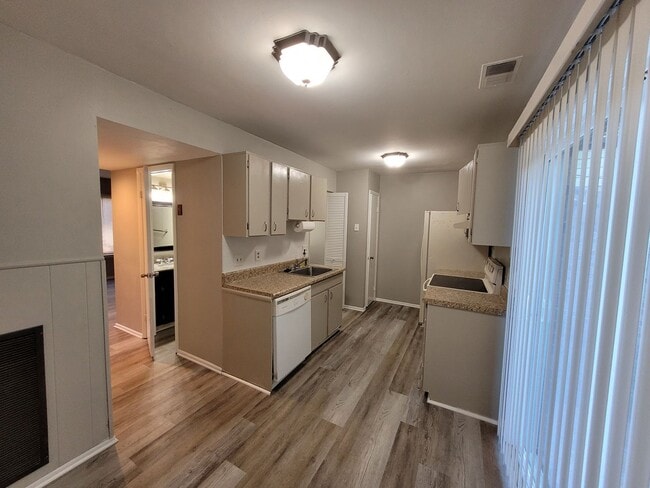 Building Photo - Townhouse in the Heart of Virginia Beach!