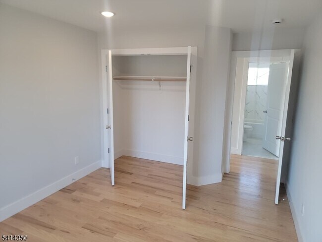 Building Photo - 118 Shephard Ave