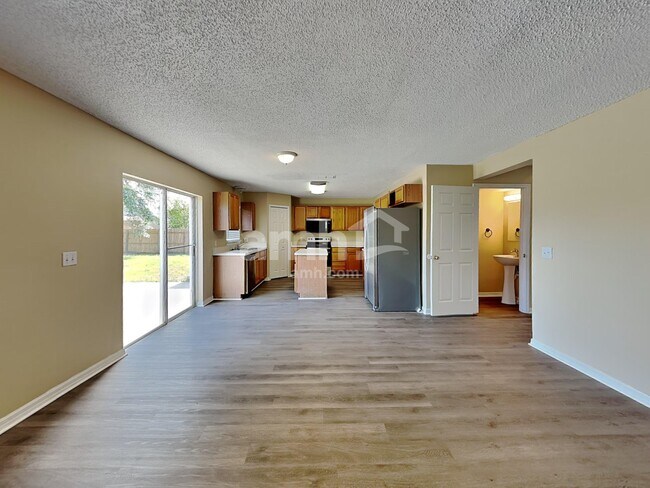 Building Photo - 130 Appleby St NE