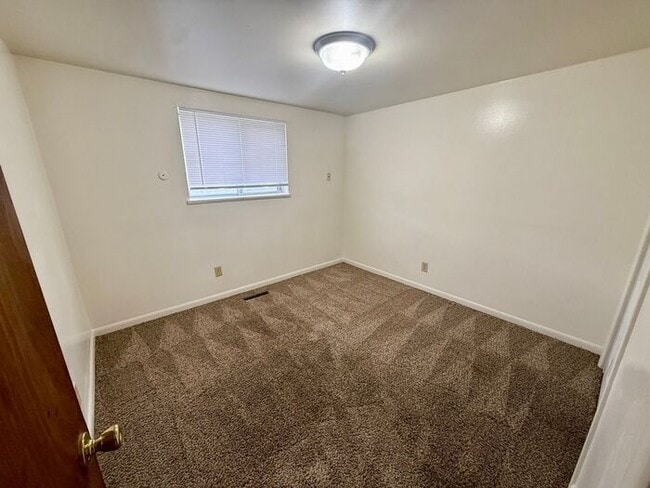 Building Photo - Move in specials - Pick One - 1st month free or $100 off monthly rent. Flexible lease terms are a...