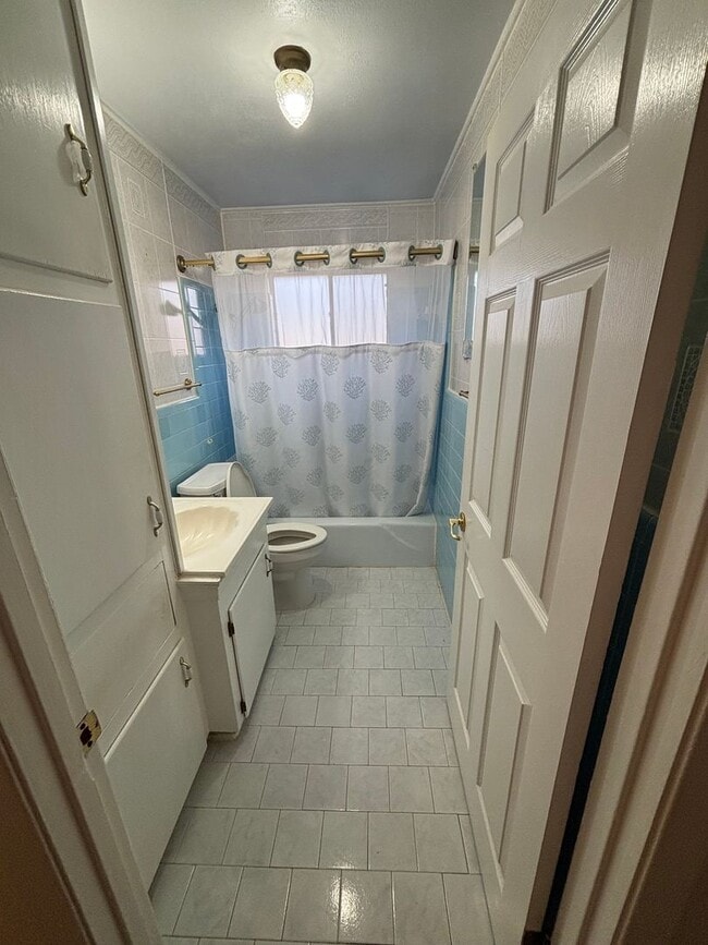 Building Photo - Central Bossier Beauty!