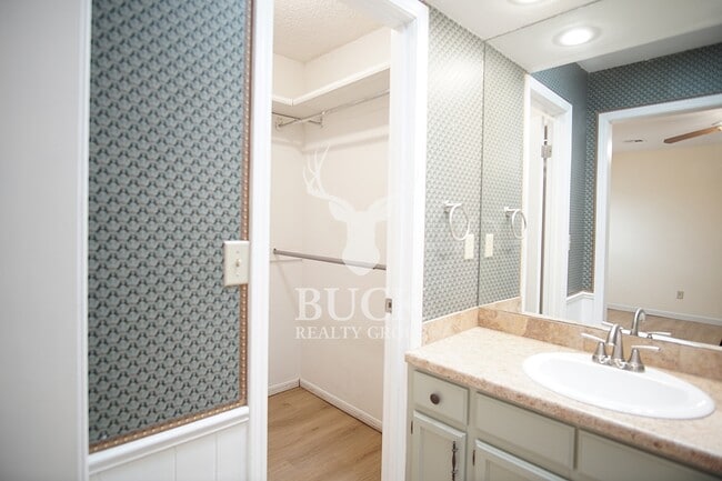 Building Photo - 1630 Kavel Dr