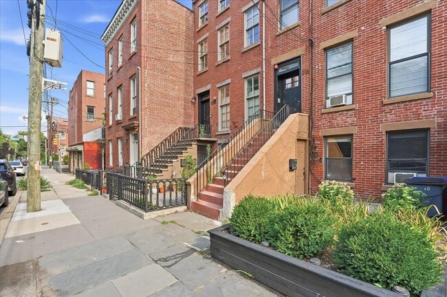 Building Photo - 216 6th St