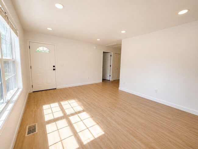 Building Photo - 175 Crawford Hill Rd
