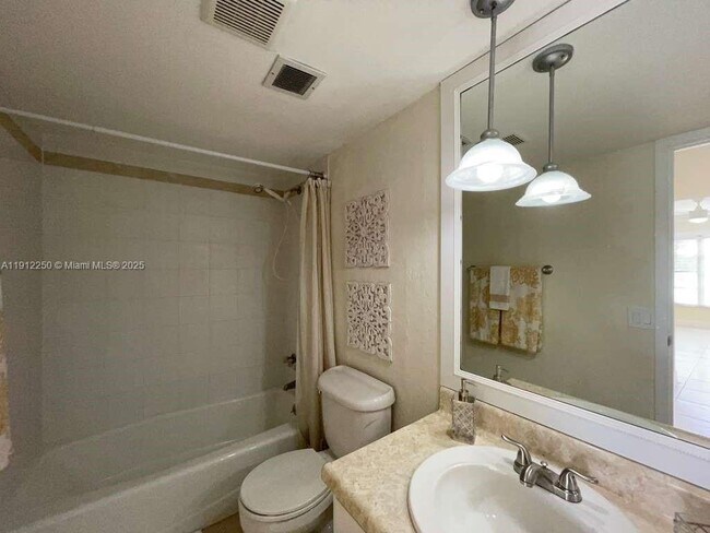 Building Photo - 2950 N Palm Aire Dr