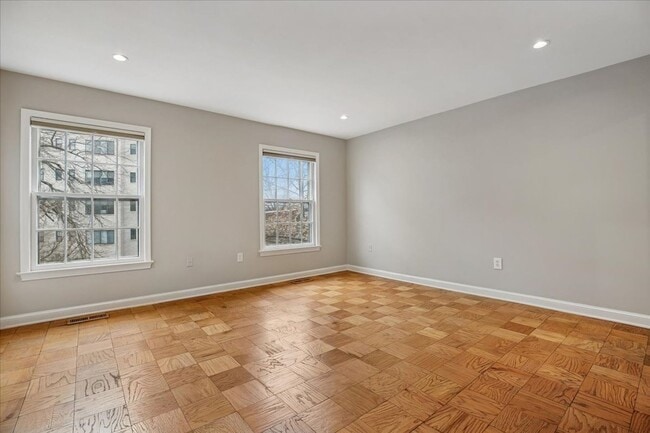 Building Photo - Spacious 2BR/2.5BA Townhouse-Style Condo in Gated Mount Pleasant Community