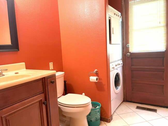 Building Photo - Lake view 3 bedroom, 3 bath plus office in...