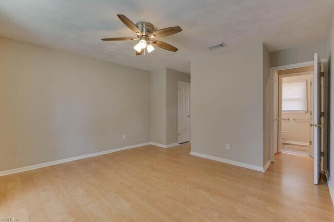 Building Photo - 3800 Sunset Point