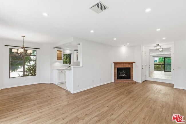 Building Photo - 13025 Moorpark St