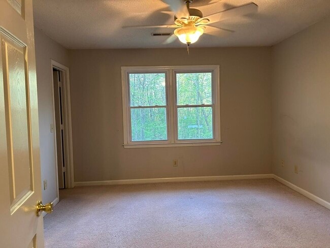 Building Photo - 20 Amos Ct