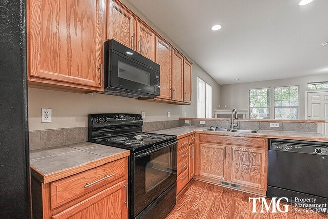 Building Photo - Gorgeous Two Bedroom Townhome in Hillsboro!